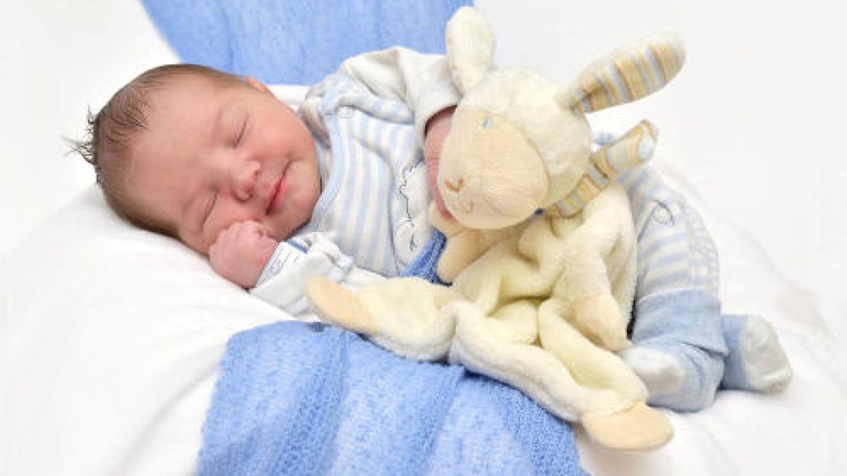 Marv Levi Möller wurde am 2. Juni um 17:45 Uhr geboren. Er wog 3910 g und war 51 cm groß. Seine Eltern Vivian Möller und Patrick Haak aus Plaue freuen sich sehr. Foto: First Moment Chemnitz