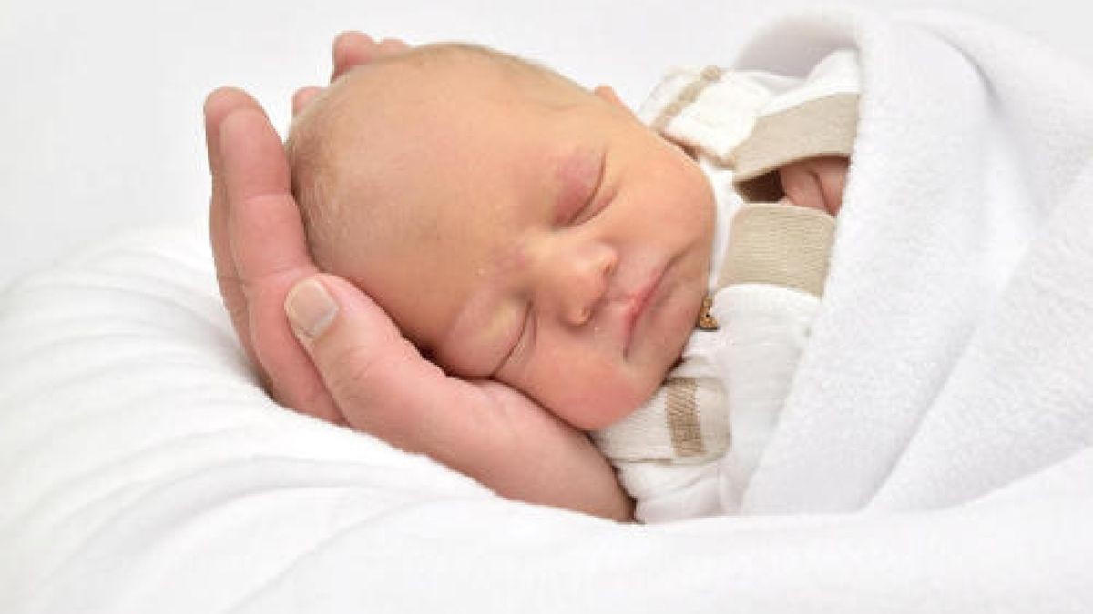 Erwin Linse wurde am 23. Mai um 22:22 Uhr geboren. Er wog 3370 g und war 52 cm groß. Seine Eltern Heidi Linse und Markus Linse aus Ilmenau freuen sich sehr. Foto: First Moment Chemnitz