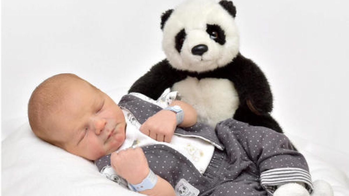 Max Kemter wurde am 13. Mai um 12:46 Uhr geboren. Er wog 4160 g und war 57 cm groß. Seine Eltern Nadine und Nico Kemter aus Wümbach freuen sich sehr. Foto: First Moment Chemnitz