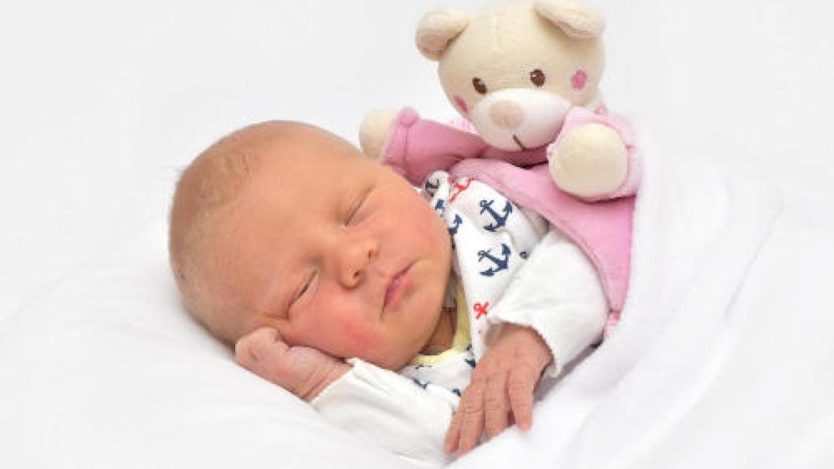 Nele Beyer aus Arnstadt/ Rudisleben wurde am 5. Januar um 17:25 Uhr geboren. Sie wog 3120 g und war 50 cm groß. Ihre Eltern Annalena Beyer und Andre Schröder freuen sich. Foto: First Moment Chemnitz