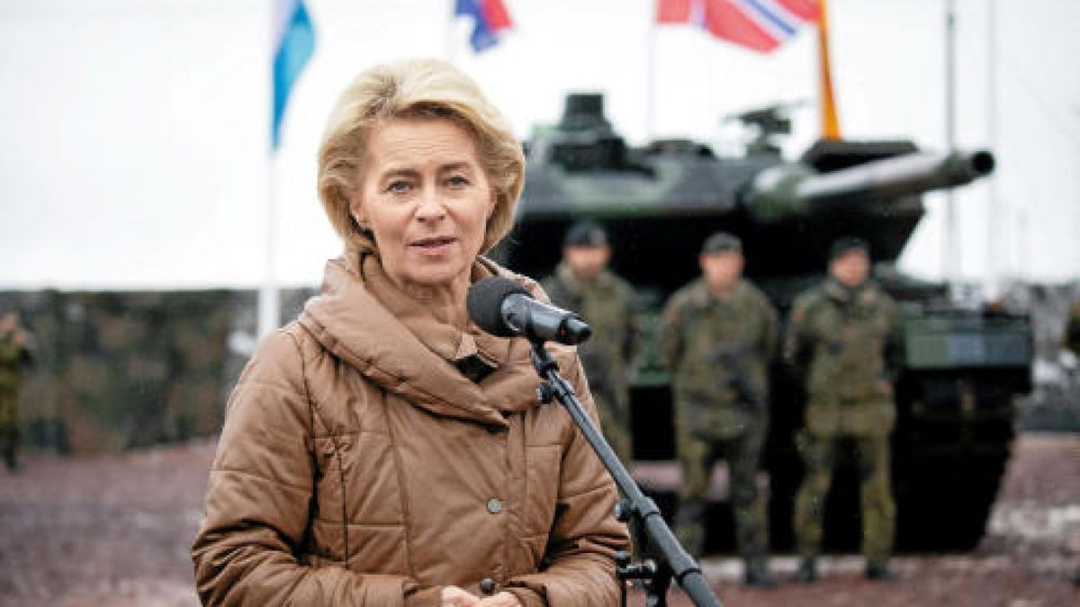 Ursula von der Leyen (CDU), Verteidigungsministerin: Der Bundeswehr geht es insgesamt besser, von der Leyen dagegegn eher nicht. Sie verharrt im Krisenmodus, denn 2019 wird sie die Berateraffäre weiter begleiten. Ein Untersuchungsausschuss soll sie aufklären. Wenn sich die Gelegenheit bietet, wird sie versuchen, nach Brüssel als Nato-Generalsekretärin zu gehen. Note: 3- Foto: Kay Nietfeld/dpa