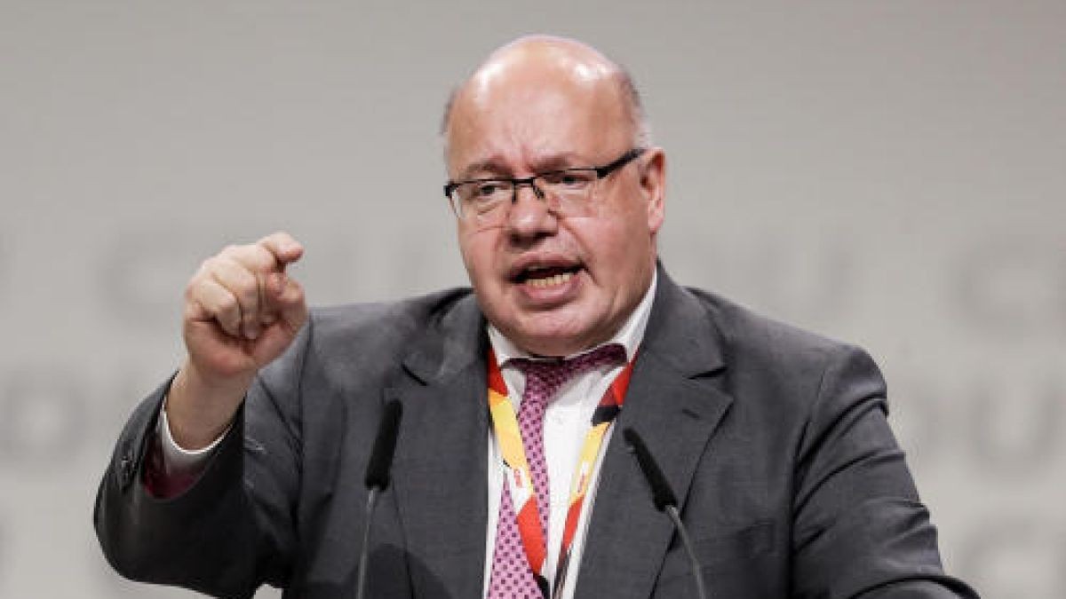 Peter Altmaier (CDU), Wirtschaftsminister: Der Saarländer redet viel und verbreitet gute Laune, er entscheidet und handelt aber kaum. Aus den Wirtschaftsverbänden kommt inzwischen viel Kritik. Note: 4 Foto: Christian Charisius/dpa