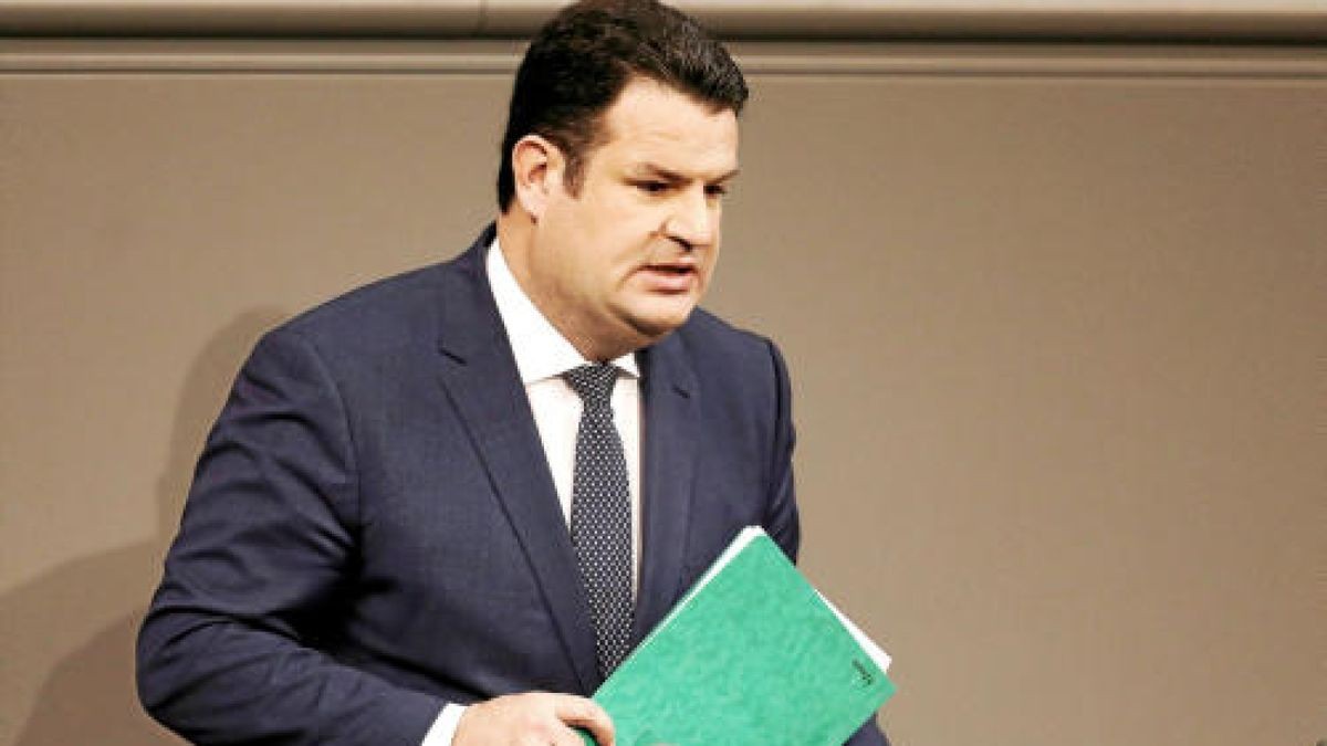 Hubertus Heil (SPD), Arbeitsminister: Brav bringt er die im Koalitionsvertrag vorgesehenen Gesetze durch den Bundestag, fällt darüber hinaus aber nicht auf. Eigene Ideen, etwa zur Reform von Hartz IV, hat Heil bisher nicht vorgebracht. Note: 4 Foto: Carsten Koall/dpa