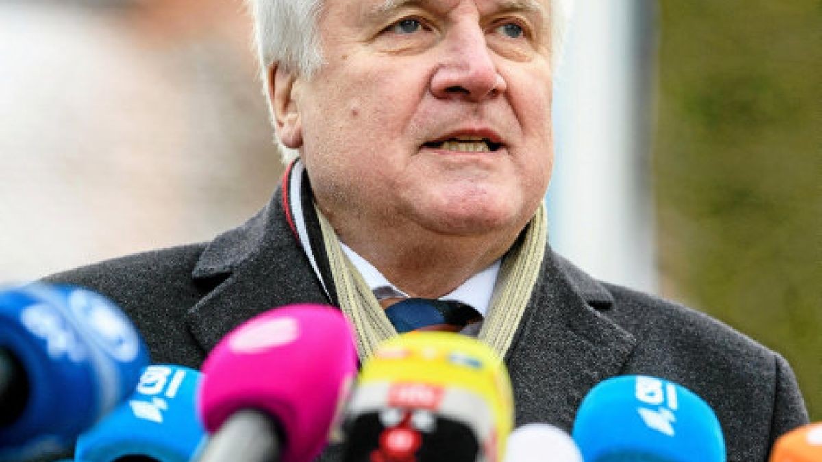 03.01.2019, Bayern, Seeon: Horst Seehofer (CSU), Bundesinnenminister, gibt zum Auftakt der Winterklausur der CSU-Landesgruppe im Bundestag im Kloster Seeon ein Statement vor der Presse ab. Foto: Matthias Balk/dpa +++ dpa-Bildfunk +++Foto: Matthias Balk