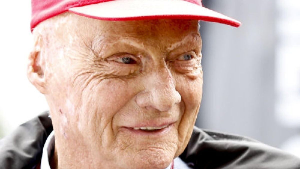 ARCHIV - 25.03.2018, Australien, Melbourne: Motorsport: Formel 1, Grand Prix von Australien: Niki Lauda, Mercedes-Teamaufsichtsrat und ehemaliger Formel-1-Fahrer, ist im Fahrerlager auf dem Albert Park Circuit. (zu dpa 