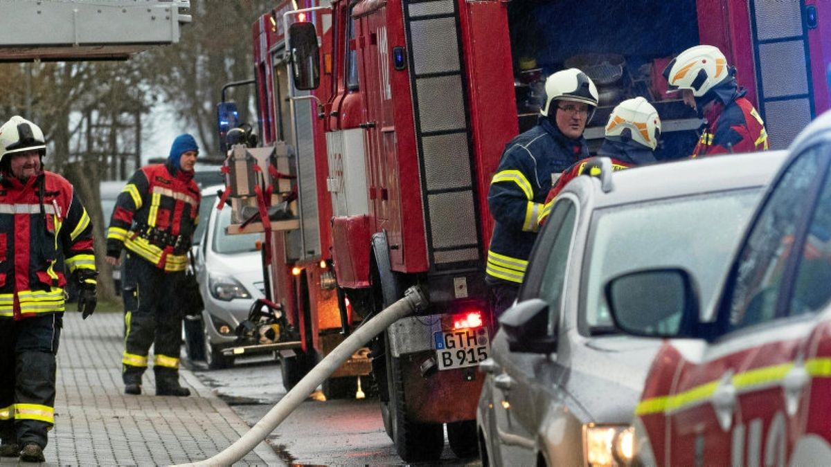 Fünf freiwillige Feuerwehren aus der Region mit sieben Fahrzeugen und die Drehleiter der Berufsfeuerwehr Gotha kommen am Dienstagmorgen in Bufleben in die Hauptstraße. In einem Keller war es zu einer Verpuffung gekommen, als ein Techniker versucht hatte, die Heizung zu reparieren.