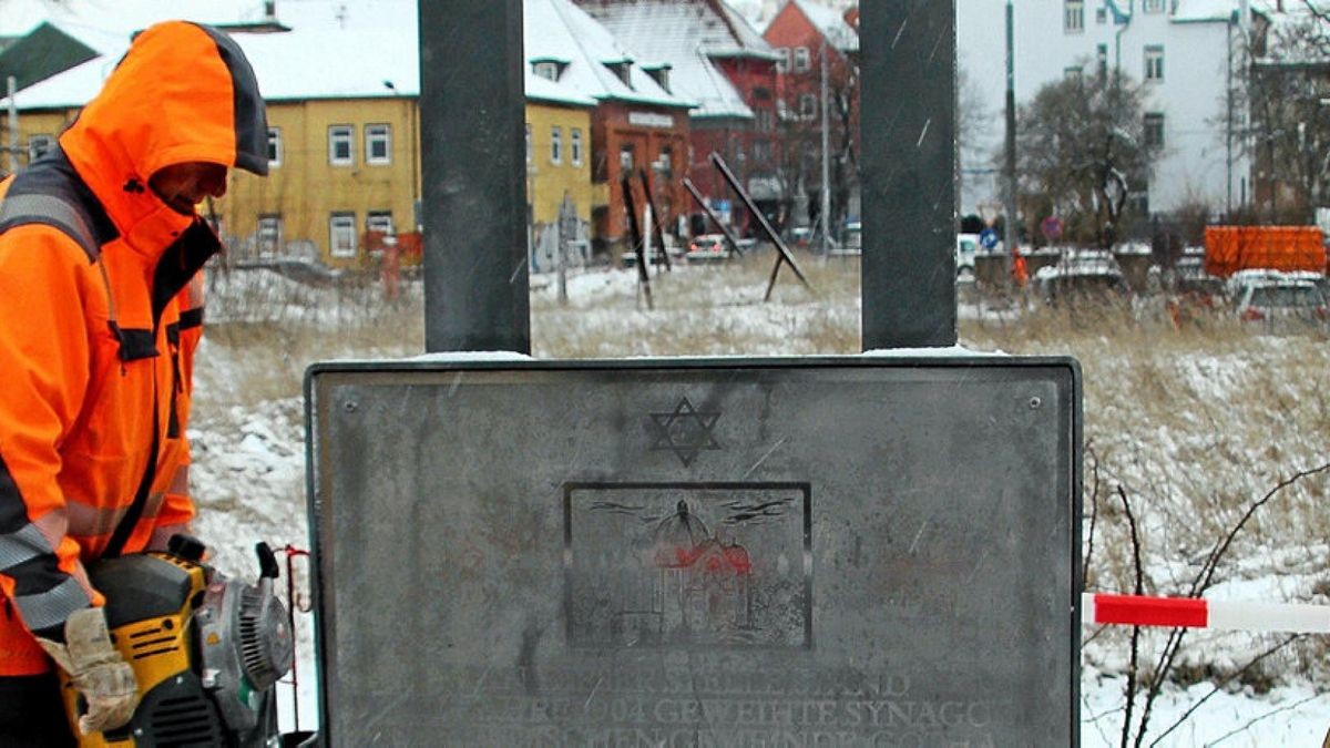 Die „Denkstelle“ für die in der Reichspogromnacht zerstörte Gothaer Synagoge in der Moßlerstraße wird demontiert. André Widuwilt lockert den Beton.