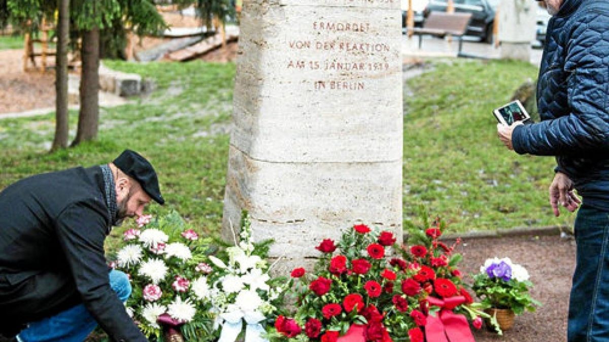 Ehrung zum 100. Todestag von Rosa Luxemburg und Karl Liebknecht an der Luxemburg-Stele auf dem Rosa-Luxemburg-Platz in Weimar Schöndorf.Foto: Maik Schuck