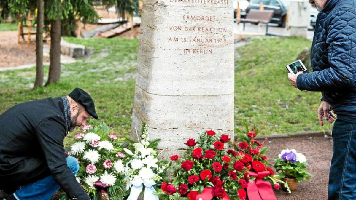 Ehrung zum 100. Todestag von Rosa Luxemburg und Karl Liebknecht an der Luxemburg-Stele auf dem Rosa-Luxemburg-Platz in Weimar Schöndorf.