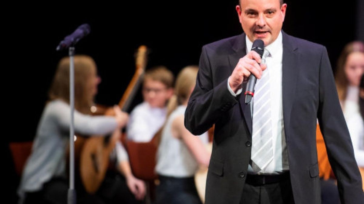 Musikschuldirektor Holger Niebhagen weiß was seine Schüler beim Musikwettbewerb leisten werden. Foto: Marco Kneise (2)