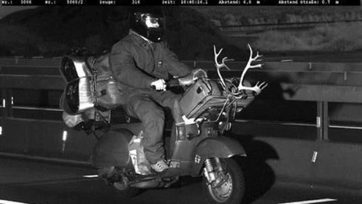 Die Polizei blitzte diesen Vespa-Fahrer auf der A7 bei Göttingen. Der Verkehrsrowdy wurde gestoppt, er entpuppte sich als Polizist aus Italien. Foto: dpa