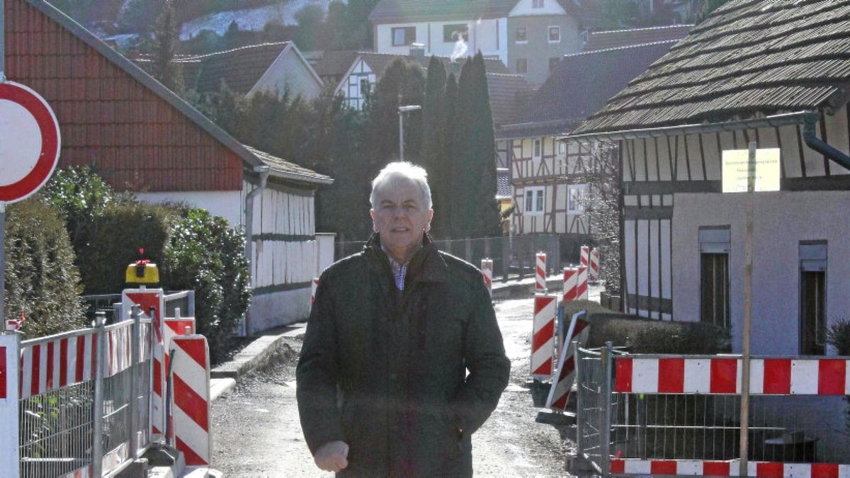 Während die Hintergasse in Wilbich bis zur neuen Buswendeschleife schon fertig gestellt ist, laufen in der Ringstraße noch die Arbeiten. Bürgermeister Bernd Schuchhardt freut sich, dass mit der neuen Straßenführung im Ort wieder mehr Ruhe einkehrt. Ende des Jahres sollen alle Straßen fertig sein.