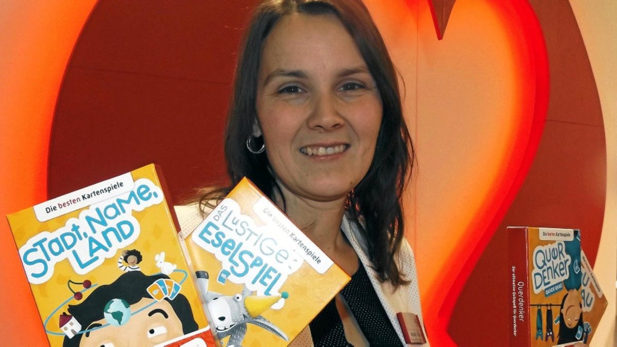 Katrin Schlegel von ASS Altenburger präsentiert in Nürnberg auf der Internationalen Spielwarenmesse, die noch bis kommenden Sonntag läuft, die neue Reihe „Die besten Kartenspiele“.