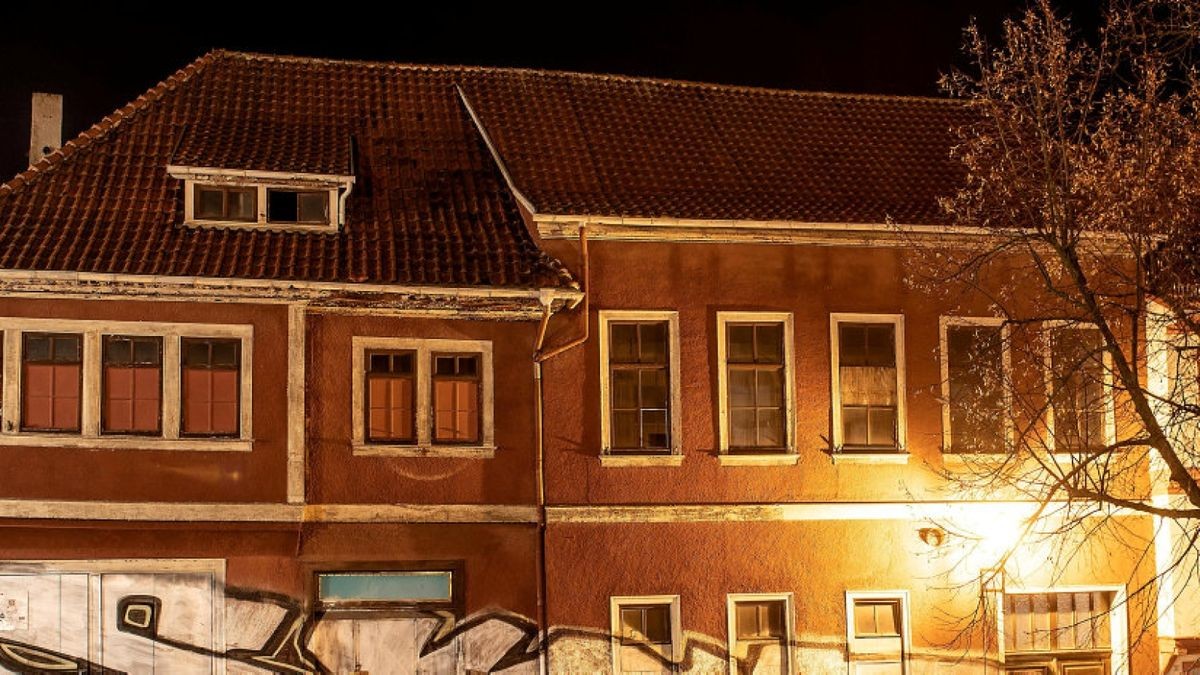 Bei Tag wie bei Nacht ist das ehemalige „Gasthaus zum roten Löwen“ auch von außen ein trostloser Anblick. Dabei könnte es in sanierter Form gut in das als ohnehin denkmalgeschützte Hauptmarkt-Ensemble passen. Die Stadt Gotha hat das Gebäude über ihre Baugesellschaft erworben.