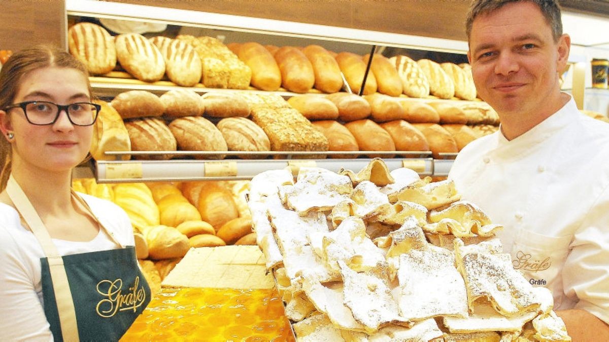 In der Bäckerei Gräfe in Eisenberg präsentiert Emely Detka frischen Obstkuchen, Mario Gräfe