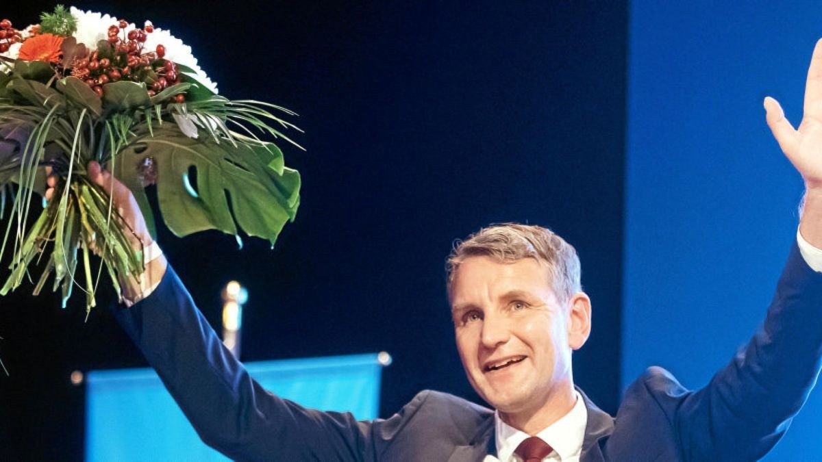 Mit dem Blumenstrauß zur Attacke: AfD-Landeschef Björn Höcke nach seiner Wahl zum Spitzenkandidaten am Samstag in Arnstadt.