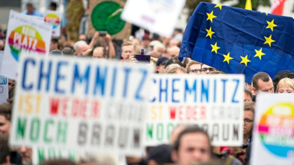 01.09.2018, Sachsen, Chemnitz: Die Teilnehmer der Demonstration von AfD und dem ausländerfeindlichen Bündnis Pegida, der sich auch die Teilnehmer der Kundgebung der rechtspopulistischen Bürgerbewegung Pro Chemnitz angeschlossen haben, ziehen durch die Stadt. Bei den für den 01.09.2018 angekündigten Demonstrationen rechnet die sächsische Polizei mit einer hohen Zahl von Teilnehmern. Foto: Ralf Hirschberger/dpa +++ dpa-Bildfunk +++Foto: Ralf Hirschberger