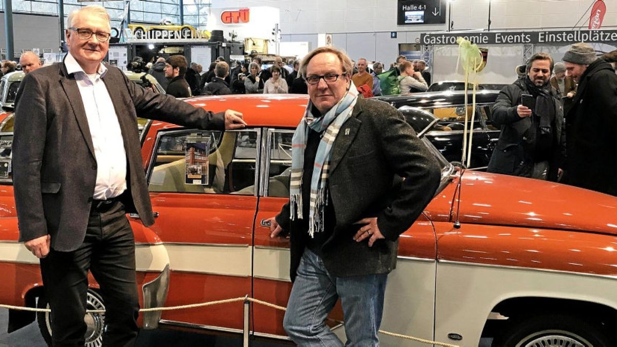 Matthias Doht (links) und Wolfgang Blaube, stehen vor dem Ilmenauer Wartburg 312 Camping bei der Messe in Bremen.