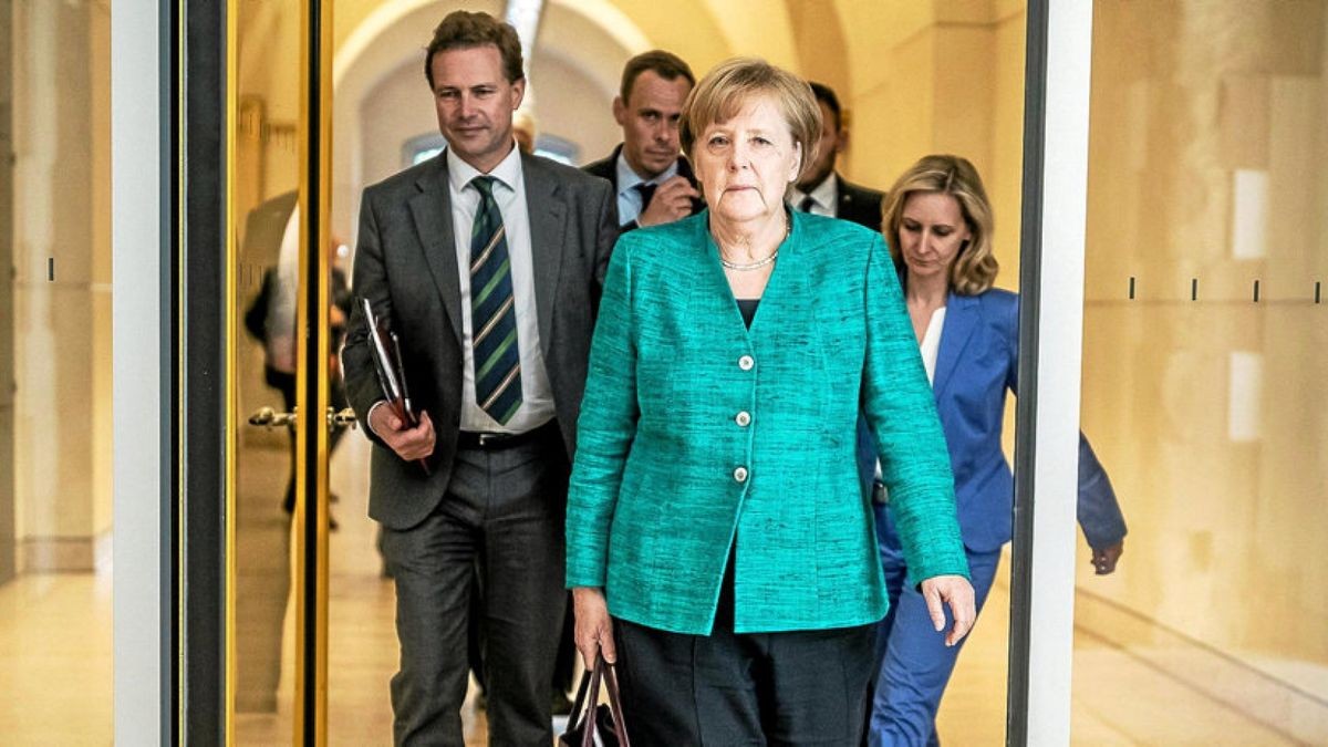 Bundeskanzlerin Angela Merkel (CDU) geht in Begleitung von Regierungssprecher Steffen Seibert (l) und Beraterin Eva Christiansen nach der Sonder- Fraktionssitzung der CDU im Bundestag durch den Reichstag zu ihrem Wagen. CDU und CSU tagten getrennt. Thema war der Flüchtlingsstreit.