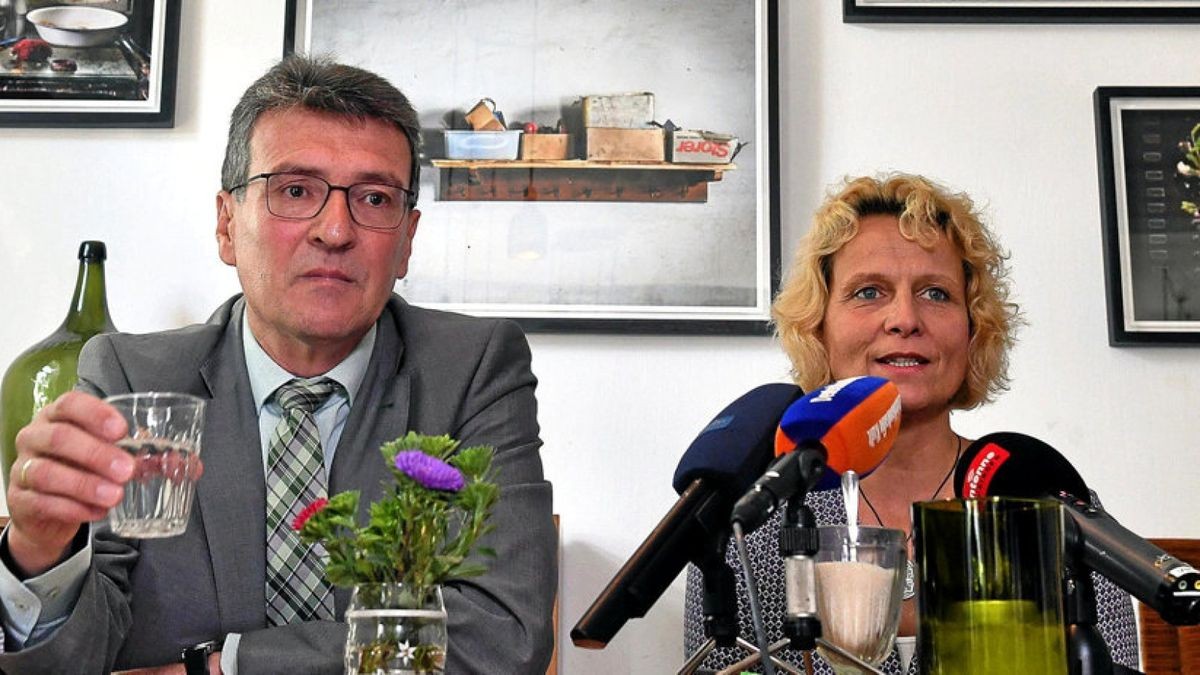 Der Tag der Unwahrheiten: Dieter Lauinger und seine Ehefrau Katrin geben am 11. August 2016 eine Pressekonferenz in einem Café.