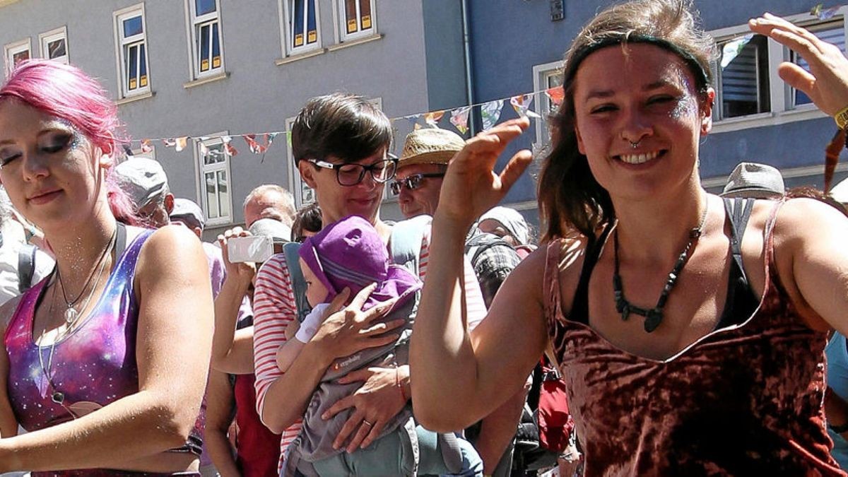 Gute Musik und Sonnenschein luden in der Innenstadt zum Tanzen ein .