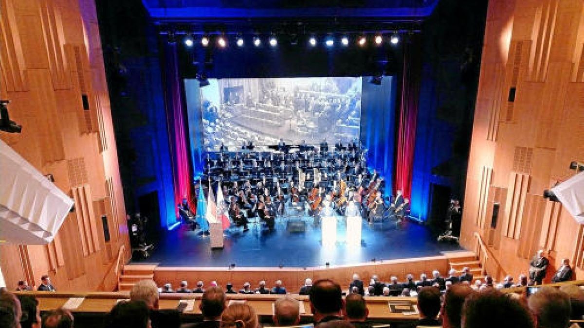 Blick auf den Festakt im Nationaltheater Weimar zu Ehren 100 Jahre Weimarer Verfassung.