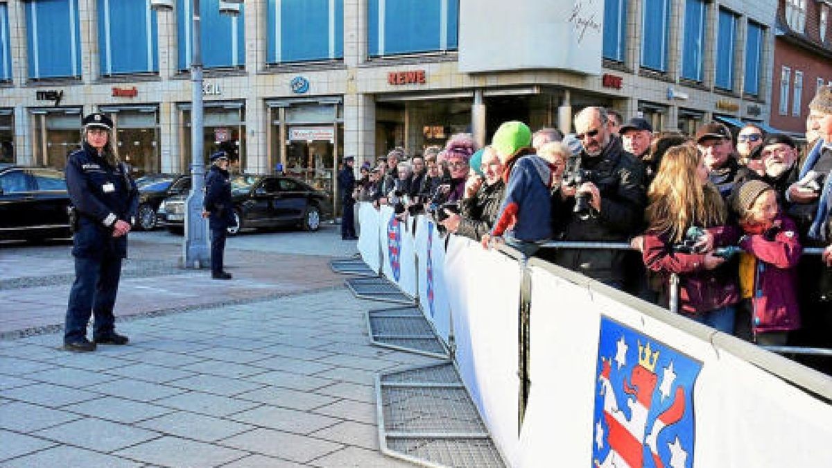 Auch am Theaterplatz in Weimar schüttelte Bundespräsident Steinmeier noch einmal Hände.