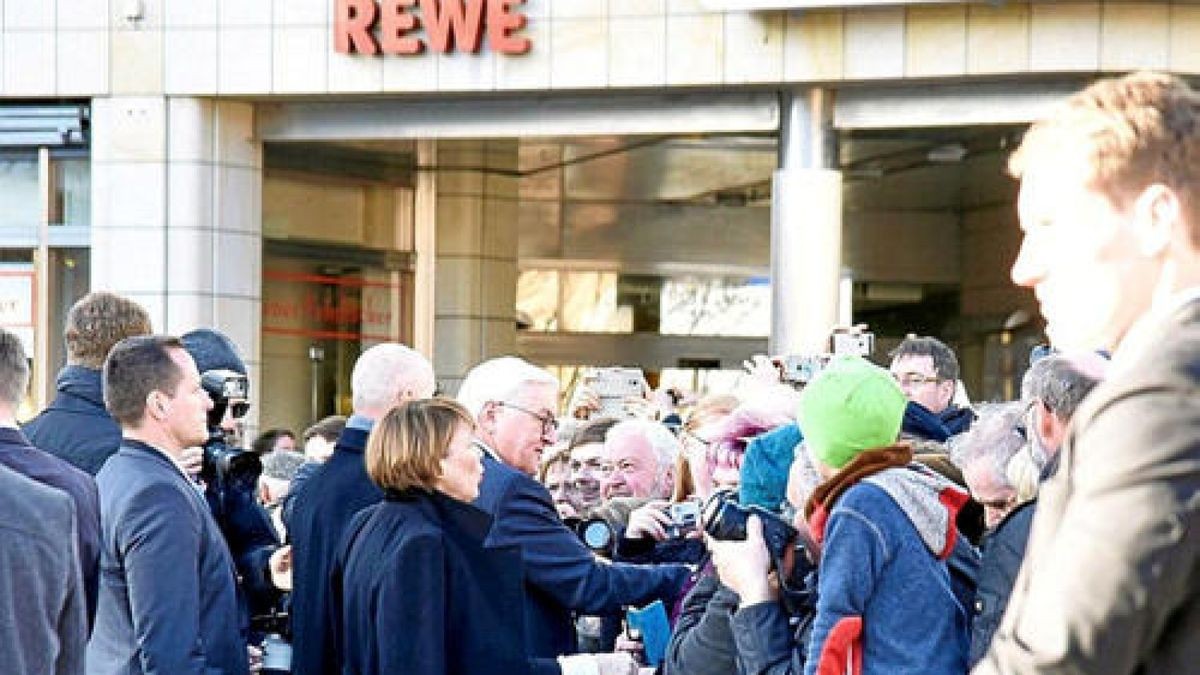 Wie auch Bundeskanzlerin Angela Merkel ging er zu den Menschen, die am Platzrand hinter einem Absperrgitter warteten.