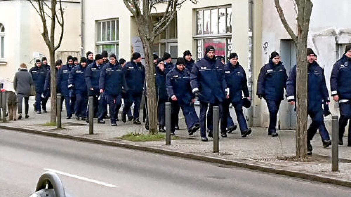 Festakt in Weimar. Teile der Innenstadt von Weimar sind den Verkehr gesperrt. Polizeikräfte sichern die Festveranstaltung.