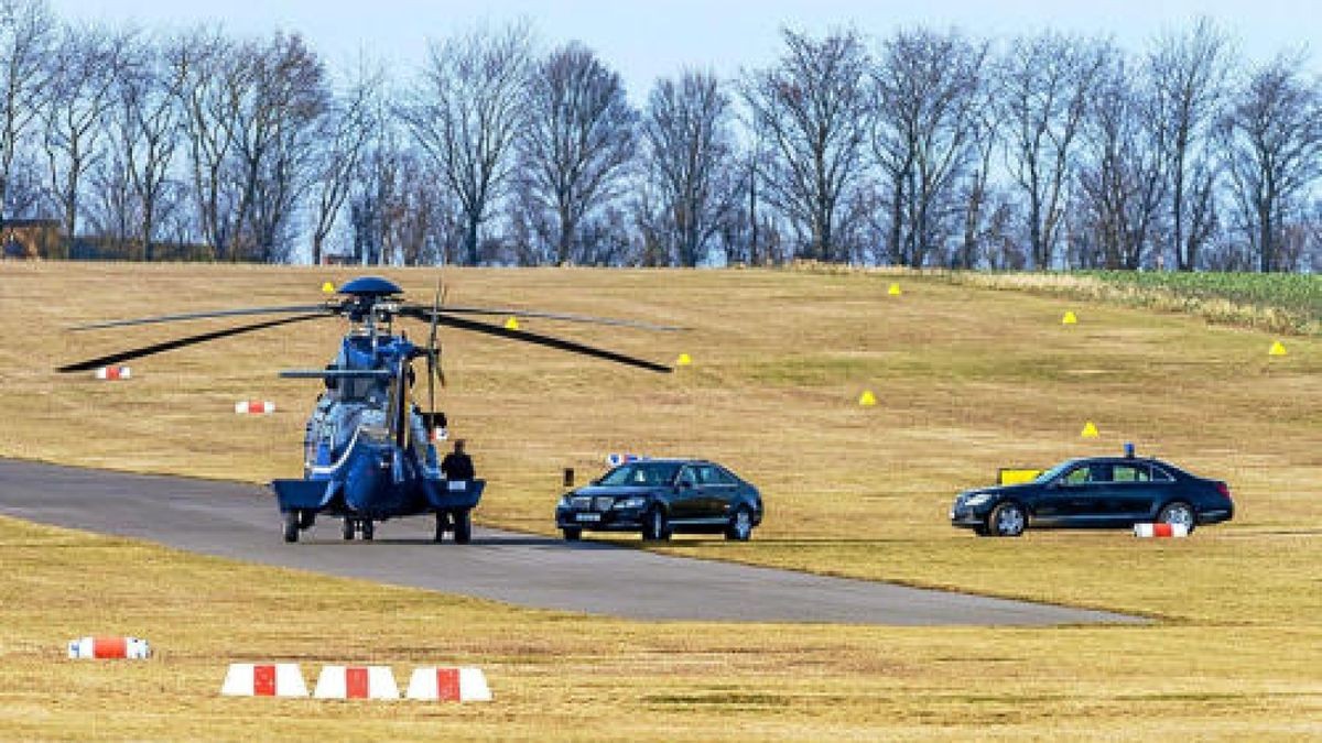 Bundeskanzlerin Angela Merkel und der Präsident des Bundesverfassungsgerichts, Prof. Andreas Voßkuhle landen auf dem Flughafen Umpferstedt nahe Weimar.