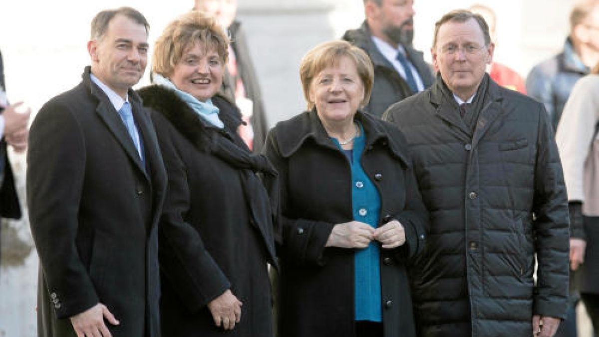 Peter Kleine (parteilos, von links), Oberbürgermeister von Weimar, Landtagspräsidentin Birgit Diezel (CDU), Thüringens Ministerpräsident Bodo Ramelow (Die Linke) und Bundeskanzlerin Angela Merkel (CDU) vor Beginn des Ökumenischen Gottesdienstes vor der Herderkirche