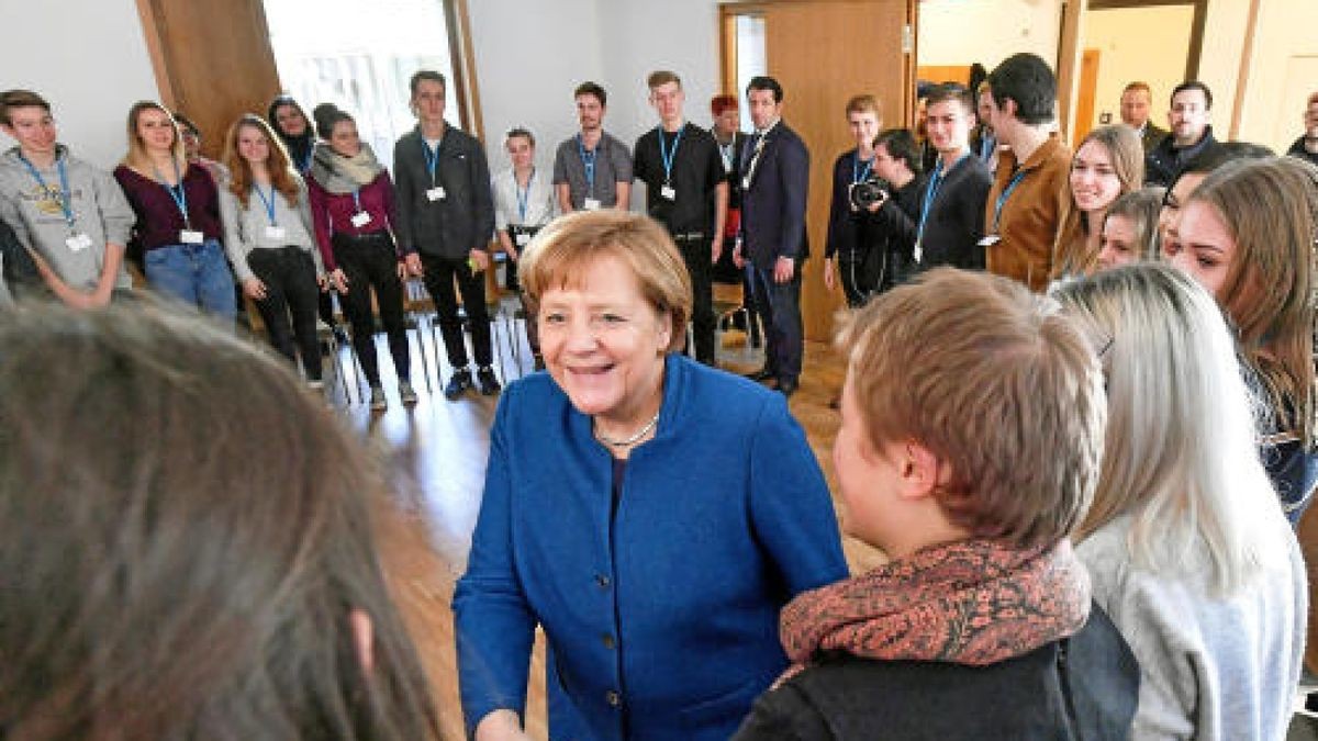 Bundeskanzlerin Angela Merkel (CDU) begrüßt Teilnehmer eines Demokratieprojekts.