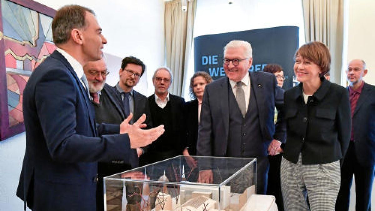 Der Oberbürgermeister der Stadt Weimar, Peter Kleine (l, Parteilos) zeigt Bundespräsident Frank-Walter Steinmeier (M) und seiner Frau Elke Büdenbender (r) das Modell des geplanten Hauses der Weimarer Republik