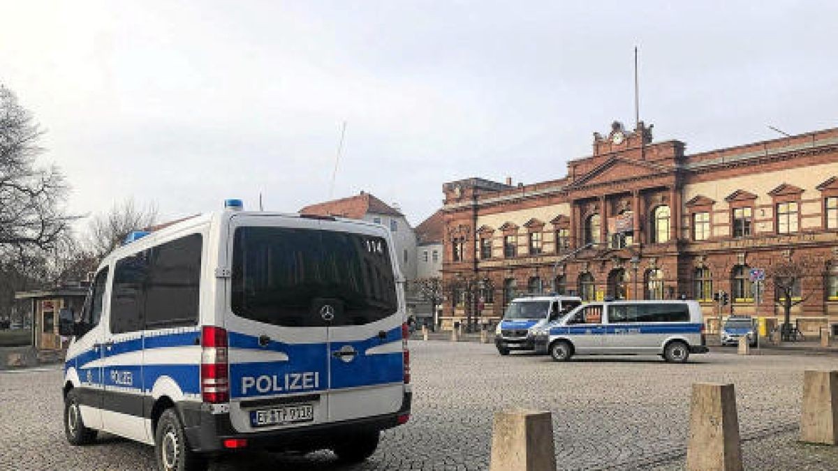 Festakt in Weimar Teile der Innenstadt von Weimar sind den Verkehr gesperrt. Polizeikräfte sichern die Festveranstaltung.