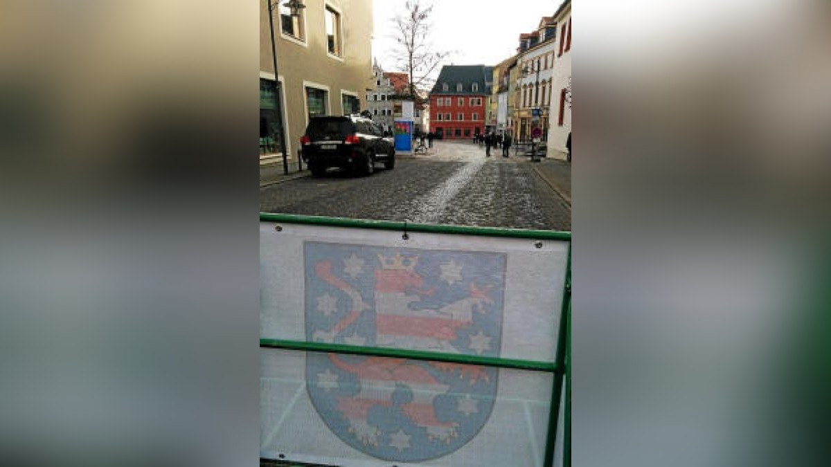 Weimar rüstet sich für den Jubiläumstag. Alle Straßensperren stehen, die Polizei ist aufgezogen. In der Altstadt gibt es fast keinen Fahrzeugverkehr mehr. Sogar der Postbote muss erst diskutieren