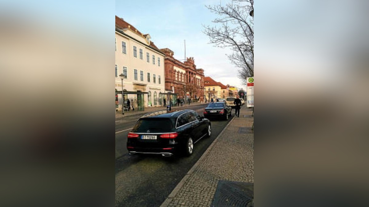 Weimar rüstet sich für den Jubiläumstag. Alle Straßensperren stehen, die Polizei ist aufgezogen. In der Altstadt gibt es fast keinen Fahrzeugverkehr mehr. Sogar der Postbote muss erst diskutieren