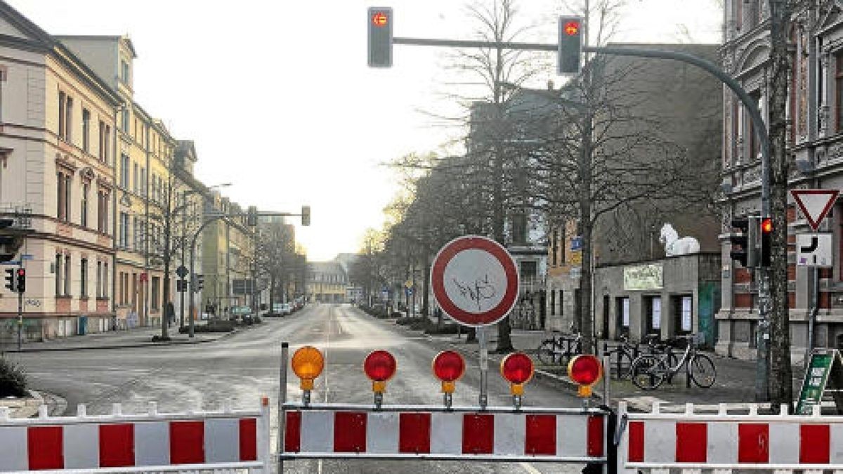 Teile der Innenstadt von Weimar sind den Verkehr gesperrt. Polizeikräfte sichern die Festveranstaltung.