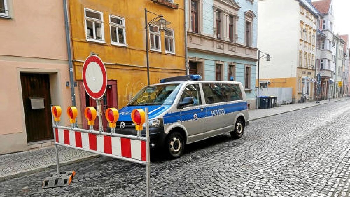 Teile der Innenstadt von Weimar sind den Verkehr gesperrt. Polizeikräfte sichern die Festveranstaltung.