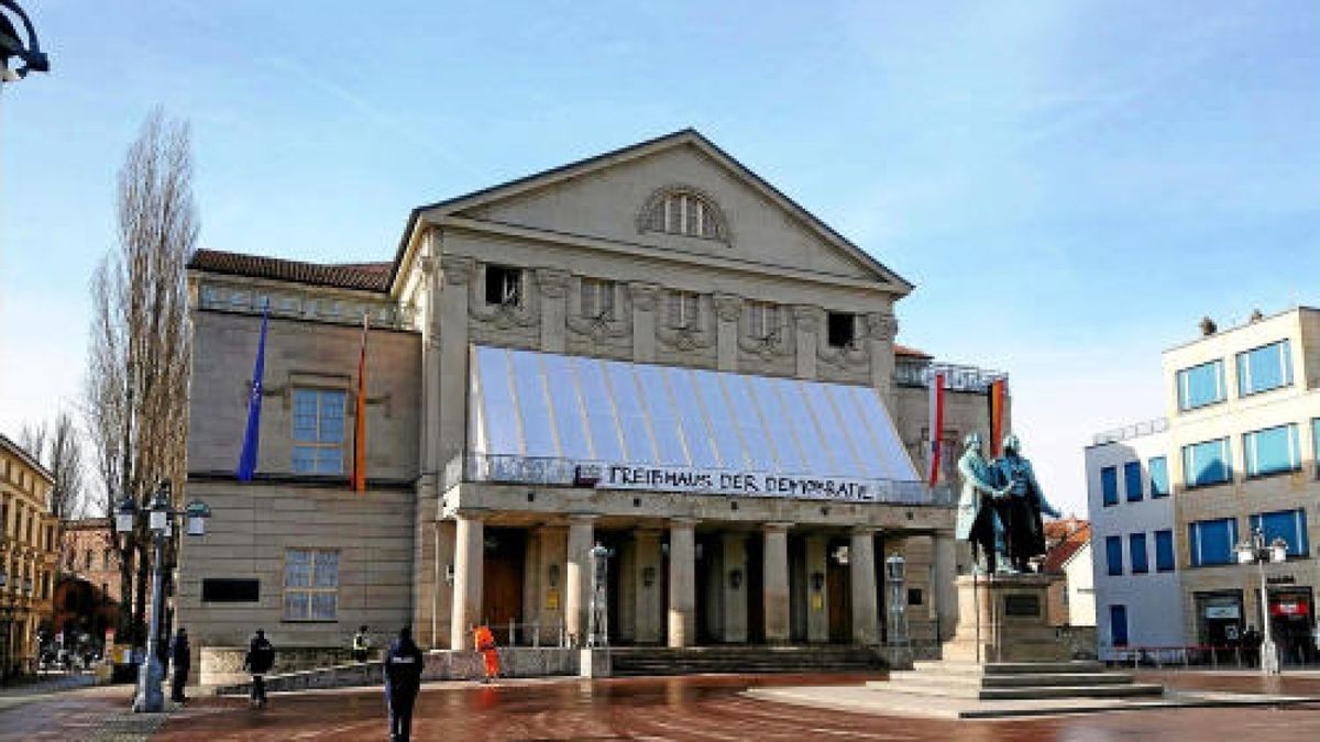 Zu der Feier im Deutschen Nationaltheater werden neben Bundespräsident Frank-Walter Steinmeier auch Bundeskanzlerin Angela Merkel und Bundestagspräsident Wolfgang Schäuble erwartet.