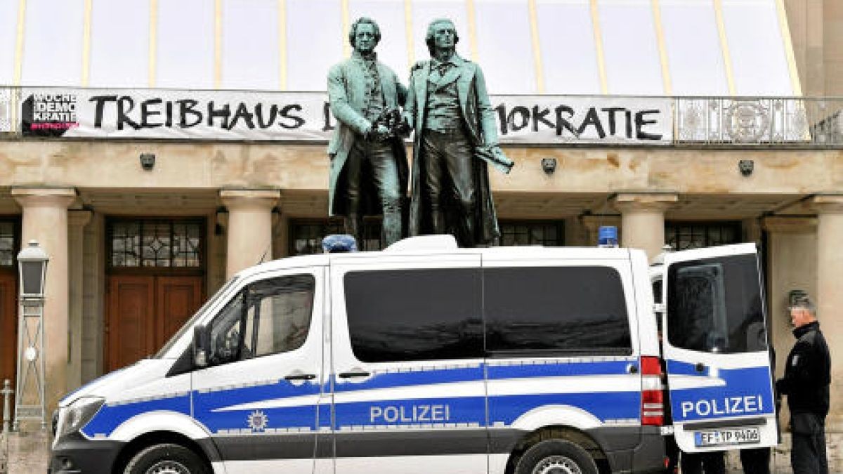 Ein Polizeifahrzeug steht vor dem Nationaltheater mit dem Goethe-Schiller-Denkmal auf dem Theaterplatz. Hier kam am 6. Februar vor 100 Jahren die Nationalversammlung erstmals zusammen. Auf den Tag genau ist ein großer Festakt mit Bundespräsident, Bundeskanzlerin, Bundestagspräsident und den Ministerpräsidenten der Bundesländer geplant. Foto: Martin Schutt/dpa-Zentralbild/dpa +++ dpa-Bildfunk +++