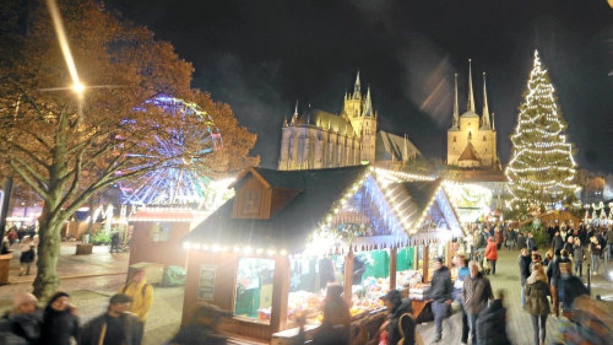 Eröffnung des 168. Erfurter Weihnachtsmarktes auf dem Domplatz durch den Nikolaus und dem Oberbürgermeister Andreas Bausewein. Bühnenprogramm mit Gospelchor, Handglockenchor, dem Weihnachtsmärchen Aladin und die Wunderlampe, Feuerwerk am Riesenrad und Herabsteigen des Nikolaus mit zwei Engel über die Himmelsleiter.Foto: Marco Schmidt