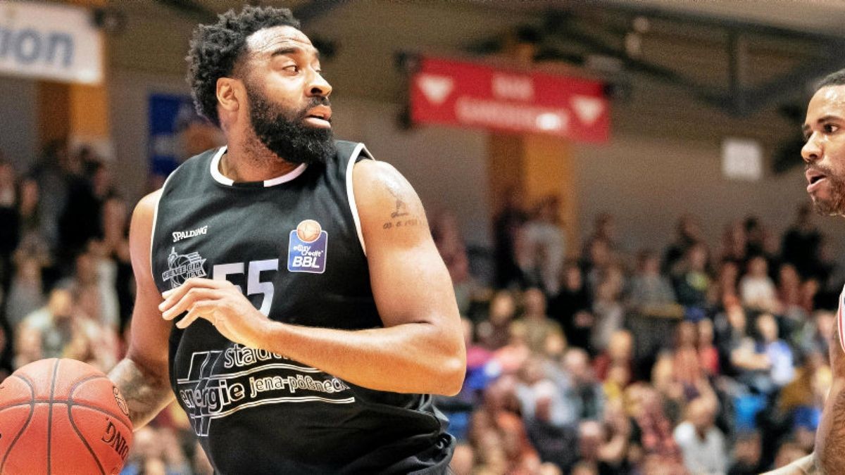 Der neue Science-City-Spieler Reggie Williams (links) am Ball gegen den Bamberger Bryce Taylor.  