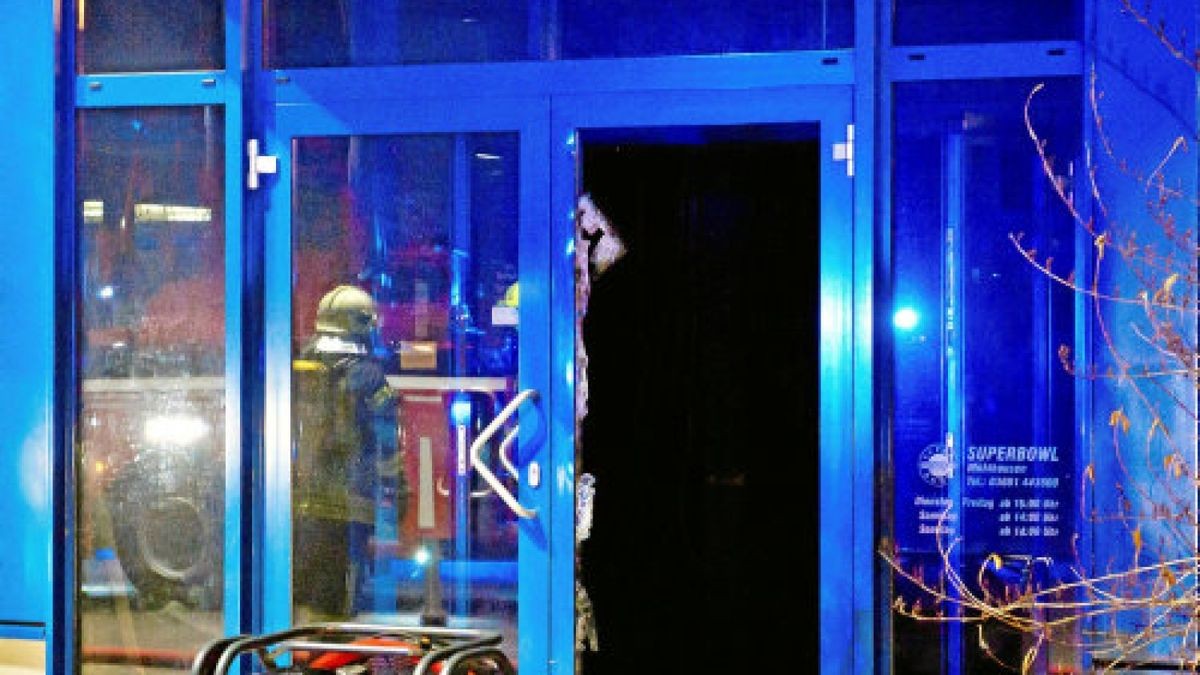 Im ehemaligen Bowlingcenter in Mühlhausen brannte es am Freitag. Das Feuer konnte schnell unter Kontrolle gebracht werden. Fotos (2): Daniel Volkmann