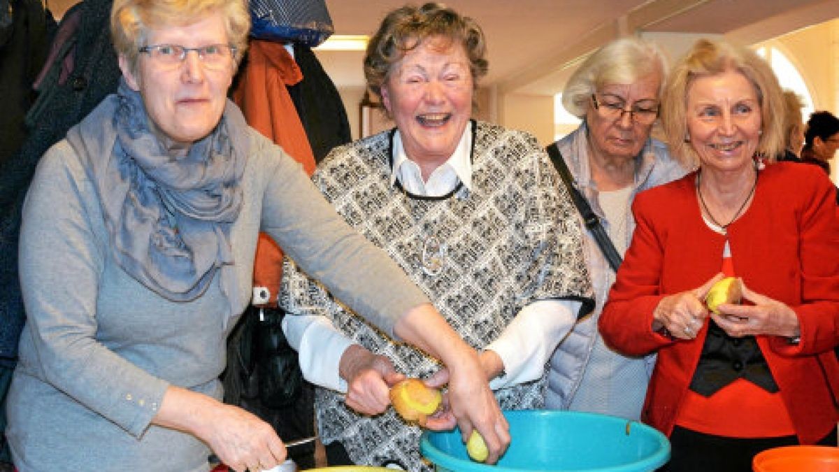 Frauen der Gemeinde schälen die rohen Kartoffeln. Erstmals wurde an diesem Wochenende ein „Kloß-Gottesdienst“ veranstaltet.Foto: Martin Lindner