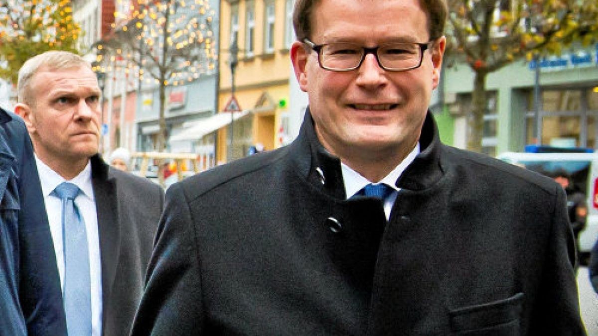 Vor etwas mehr als einem Jahr besuchte Bundespräsidenten Frank-Walter Steinmeier (Mitte) Mühlhausen. Dezent aber dennoch präsent waren die Personenschützer des Staatsoberhauptes. Nicht nur Mühlhausens Oberbürgermeister Johannes Bruns (rechts) schließt jedoch den Einsatz von Personenschützern für die Alltagsgeschäfte aus.Foto: Daniel Volkmann