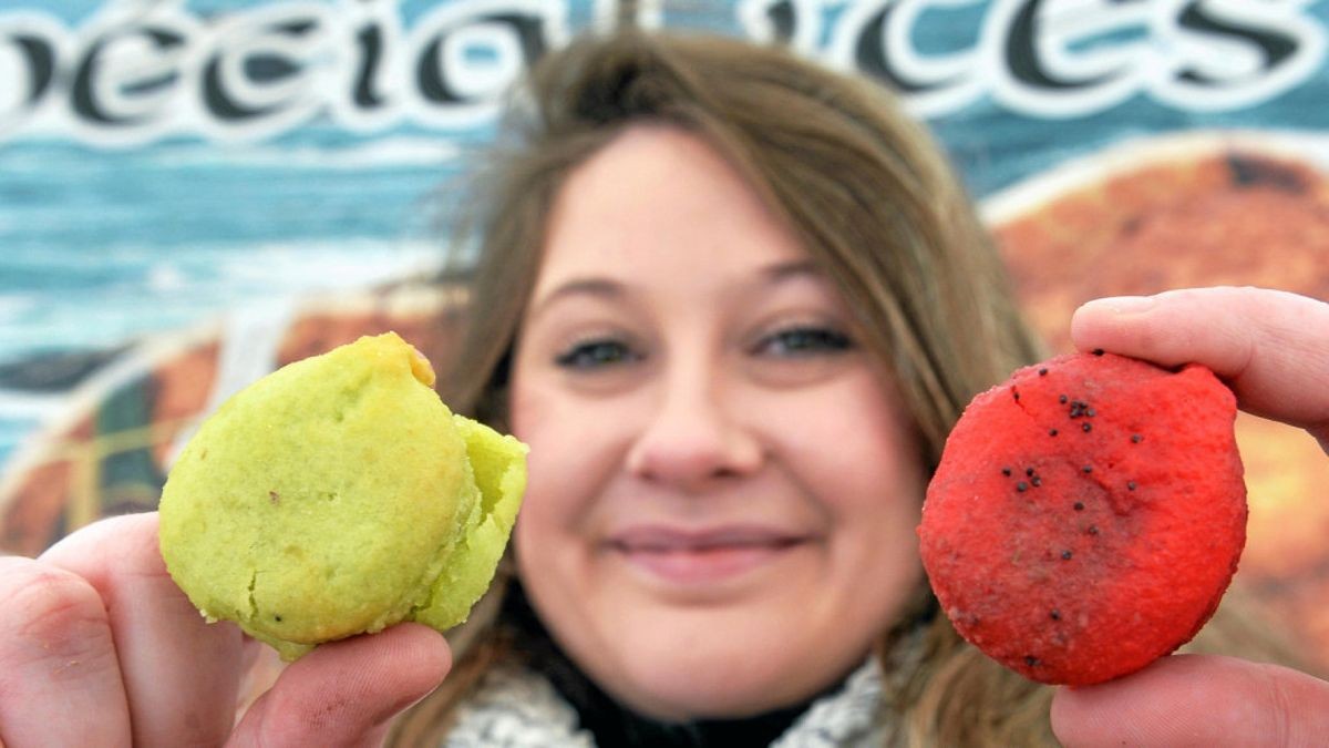 Eine Verkäuferin präsentiert Macarones aus der Provence.