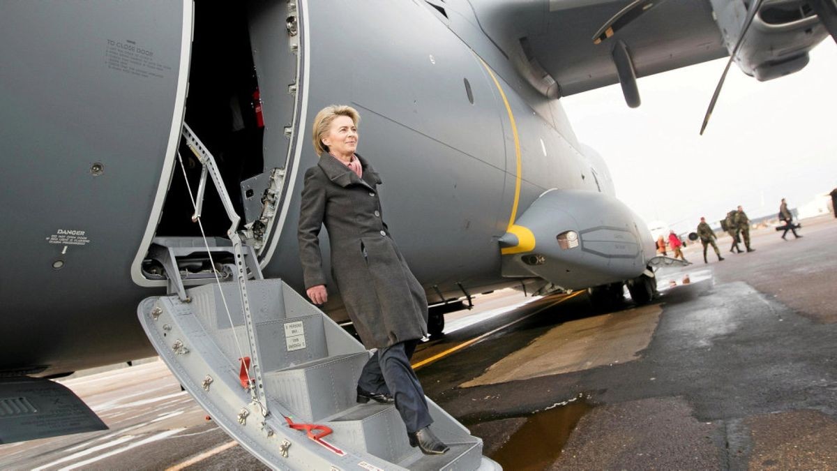 Harte Landung: Verteidigungsministerin Ursula von der Leyen (CDU) steigt aus einem A400M aus. Foto: Kay Nietfeld/ dpa PA