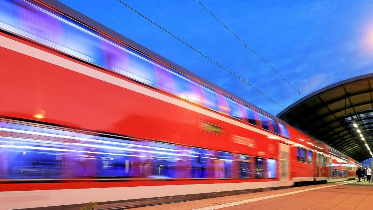 Eine Regionalbahn fährt in den Bahnhof Halle/Saale ein.