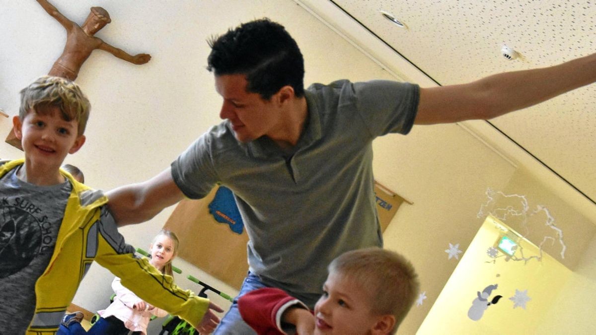 Valdecir Rosa Junior ist Missionar auf Zeit und noch im Bergkindergarten in Heiligenstadt tätig. Er spielt und tanzt mit den Kleinen und liest ihnen aus Büchern vor.  