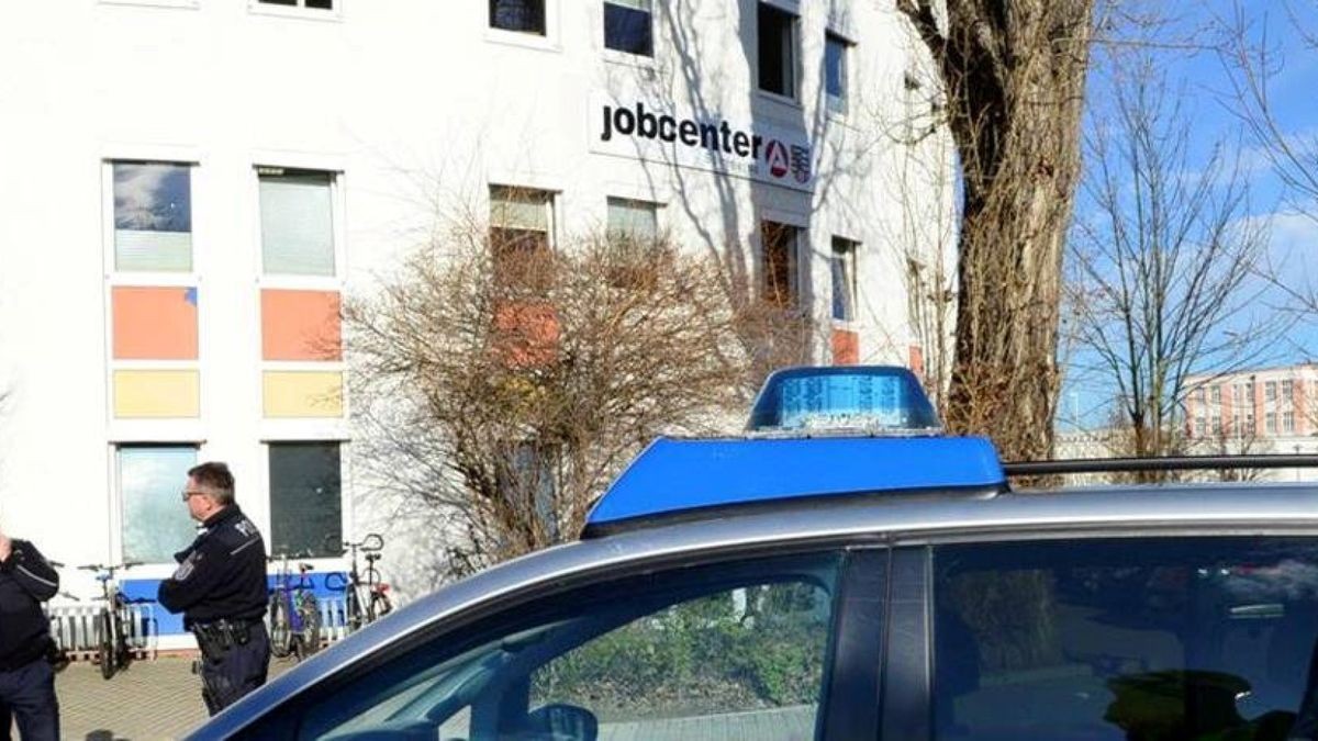 11.30 Uhr solle eine Bombe hochgehen, hieß es. Die Polizei riegelte weiträumig ab.